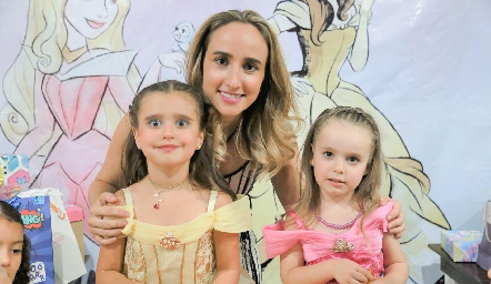  Ángeles Mahbub con sus hijas Ángeles y Daniela.
