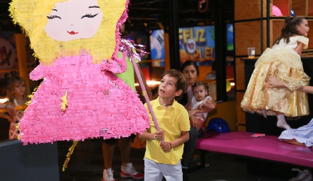  Hora de partir la piñata.