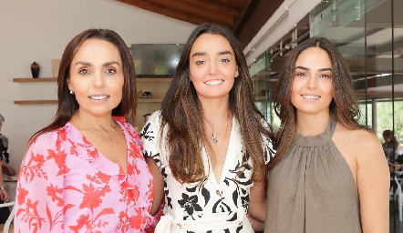  Marianela Villanueva con sus hijas Marianela y Macarena Villasuso.