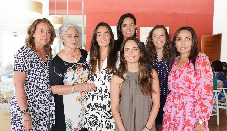  Zoe Villasuso, Coco Escartín, Marianela Villasuso, Ana Villasuso, Macarena Villasuso, Eleonora y Marianela Villanueva.