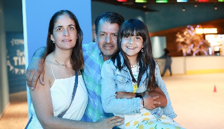  Paola Soto y Obed Gutiérrez con su hija Emma.