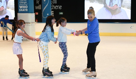 Enseñando a las niñas a patinar.