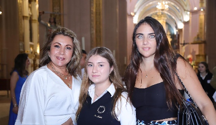  Claudia García con sus hijas Isabela y Andrea Rossel.