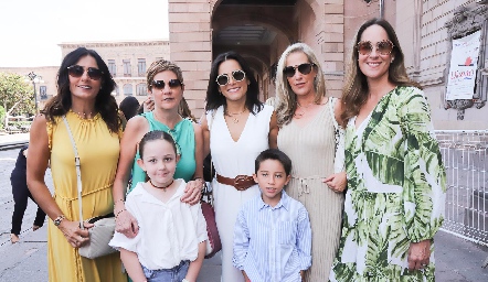  Claudia Artolózaga, Claudia Hinojosa, Anilú Enríquez, Claudia Quiroz y Adriana Pedroza con los pequeños.