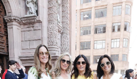  Adriana Pedroza, Claudia Quiroz, Claudia Artolózaga, Anilú Enríquez y Mateo.