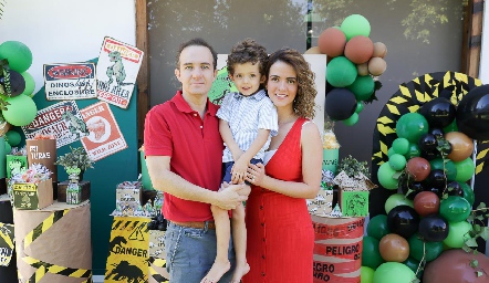  Carlos Velázquez y Anna Lorca con su hijo Diego.