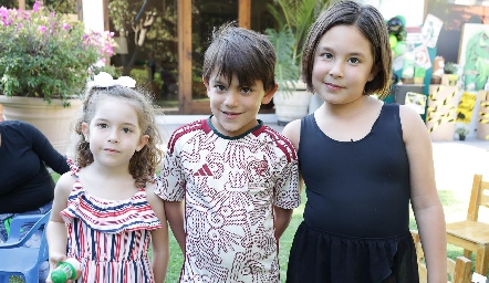  Camila, Juan Carlos y Emilia  Feres.