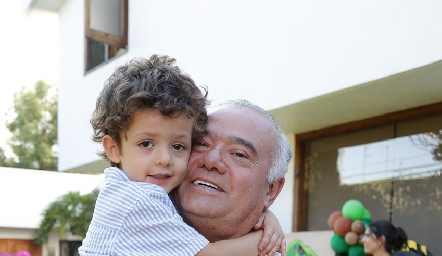  Diego con su abuelo Manolo Lorca.
