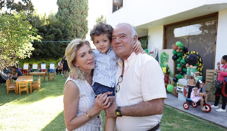  Ana Meade y Manolo Lorca con su nieto Diego.