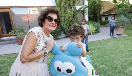  María Zendejas con su nieto Diego.