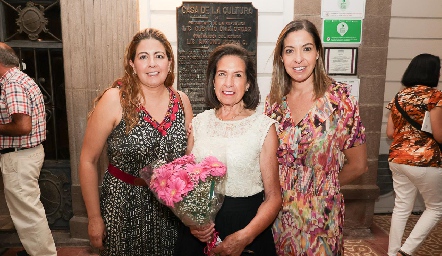  Gaby Limón, Marilú Núñez y Cecilia Limón.