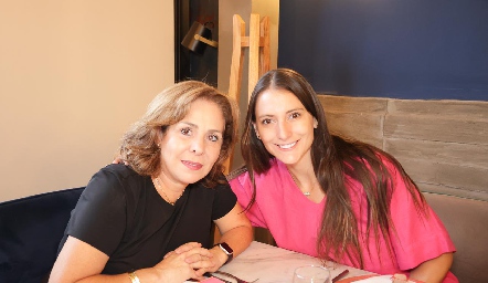  Laura Álvarez y Montserrat Lapuente.
