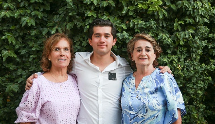  Roberto Guevara con sus abuelas Lourdes Guevara y Emma Escobedo.