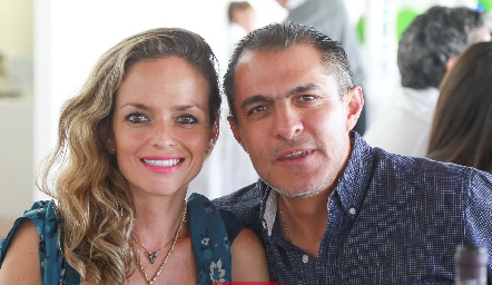  Vero Alvarado y Arturo González.