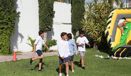  Jugando Futbol.