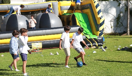  Jugando Futbol.