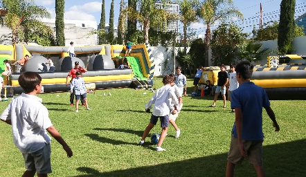 Jugando Futbol.