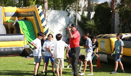  Jugando Futbol.
