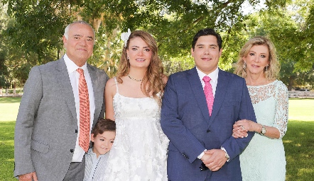  María Lorca Meade y Jorge Stahl Palacios con los papás de la novia.
