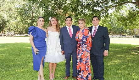  María Lorca Meade y Jorge Stahl Palacios con la mamá y hermanos del novio.