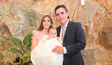 Paty Gómez y Xavier Azcárate con su hija Lucila.