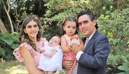  Paty Gómez y Xavier Azcárate con sus hijas Lucila y Cayetana.