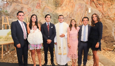 Lucila con sus papás, padrinos y el padre Chava.