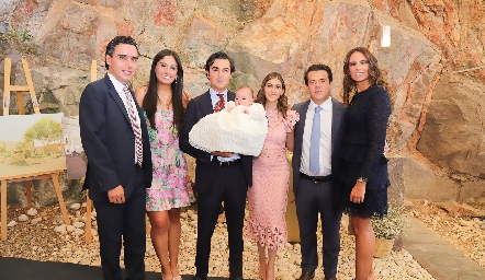  Lucila con sus papás y padrinos Xavier Azcárate, Martha Azcárate, Javier Gómez, Paty Gómez, Jorge Torres y Daniela de la Fuente.