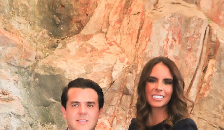  Jorge Torres y Dani de la Fuente con su ahijada Lucila.