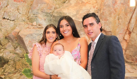  Patricia Gómez, Martha Azcárate y Javier Azcárate con Lucila.