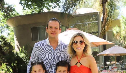  Mauricio Ruiz y Claudia Oliva con sus hijos Roberta, Mauricio y Victoria Ruiz.