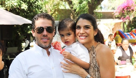  Paco Dauajare y Adriana Torres con su hijo Santiago.