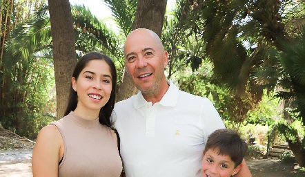  Alejandro Gaviño con sus hijos Romina y Alejandro.