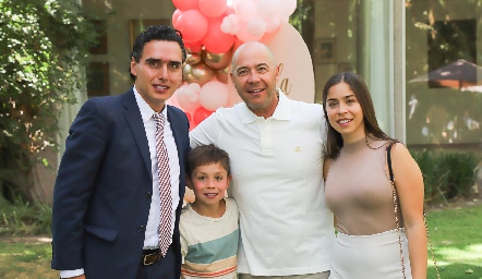  Xavier Azcárate, Alejandro, Alejandro y Romina Gaviño.