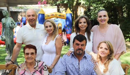  Alejandro y Tayde Gaviño, Gela de Gómez, Héctor Gómez, Elena Gaviño, Gaby Gómez y Anabel Gaviño.