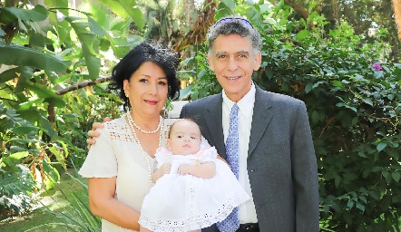  Leticia de Azcárate y Andrés Azcárate con su nieta Lucila.