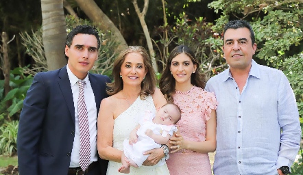  Xavier Azcárate, Patricia Gaviño, Patricia Gómez y Javier Gómez con Lucila.