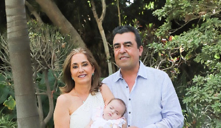  Patricia Gaviño y Javier Gómez con su nieta Lucila.