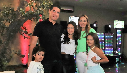 Amadeo Calzada y Alejandra Salas con sus hijos Amadeo, Alexa y Arantza.