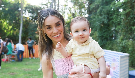  Adriana de la Maza con su hijo Nicolás.