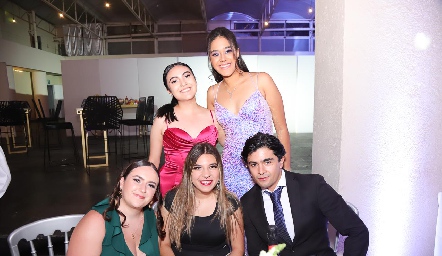  Daniela Cue, Paola Mata, Camila Palau, Montse González y Josué Tello.