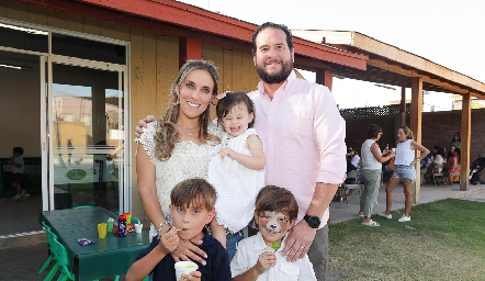  Daniela Llano y Pablo Guerra con sus hijos Santiago, Sebastián y Sofía.