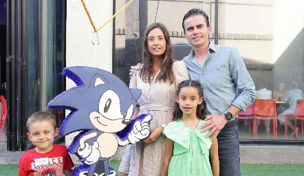  Juan Carlos con sus papás Ale Díaz Infante y Tato Flores y su hermana Julia.