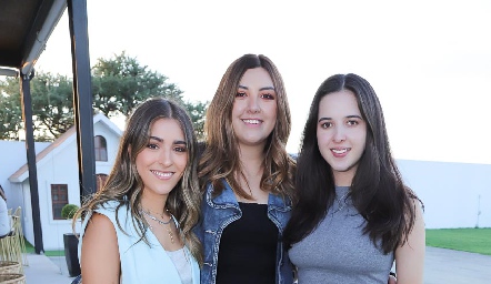  Car, Ana Gaby Motilla y Renata Castillo.