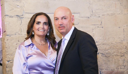  Gabriela Villanueva y Carlos González, papás del novio.