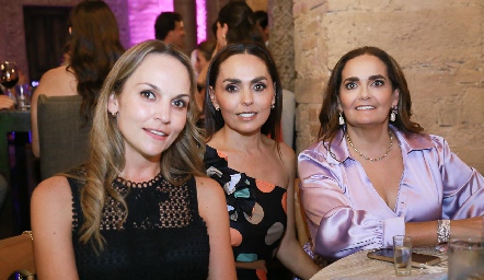  Yuya González, Marianela Villanueva y Gaby Villanueva.