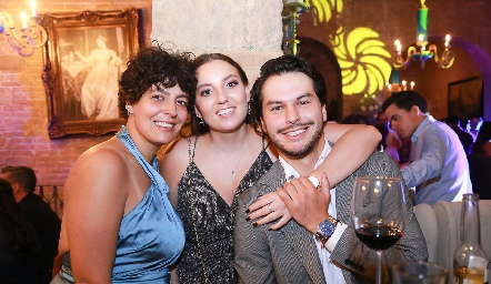  Daniela González, Marisol González y Mateo González.