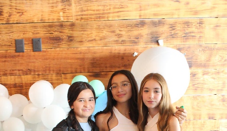  Renata Esquivel, Maite Córdova y Triana Rosillo.