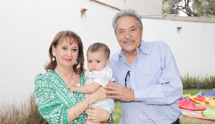  José Canales y Perla Salazar de Canales con su nieto Mateo.