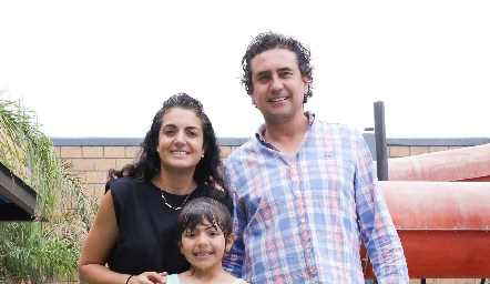  Ana Sofía Velázquez y Alejandro Oropeza con su hija Sofía.